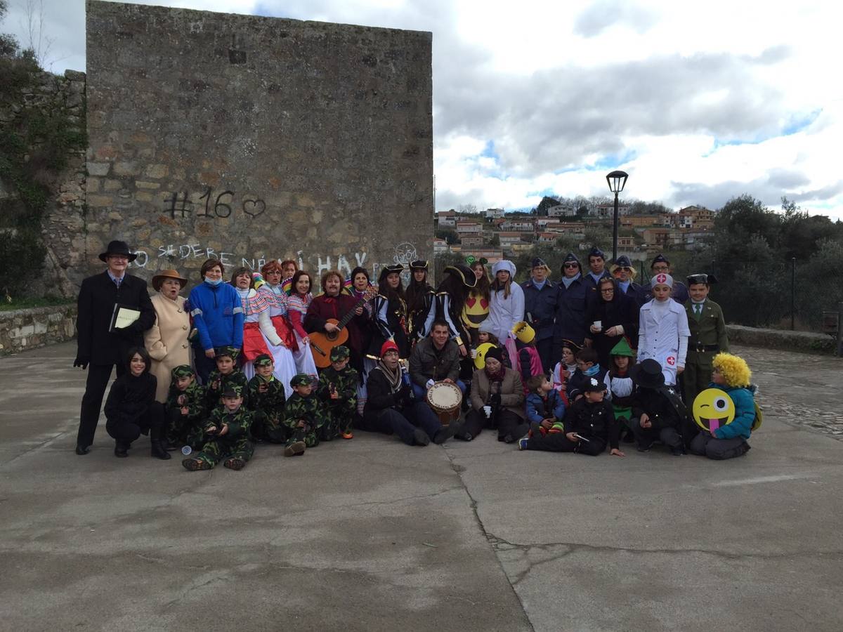 Personas de todas las edades participaron en la mañana de ayer en el desfile de disfraces que tuvo lugar por las calles de Miranda del Castañar.