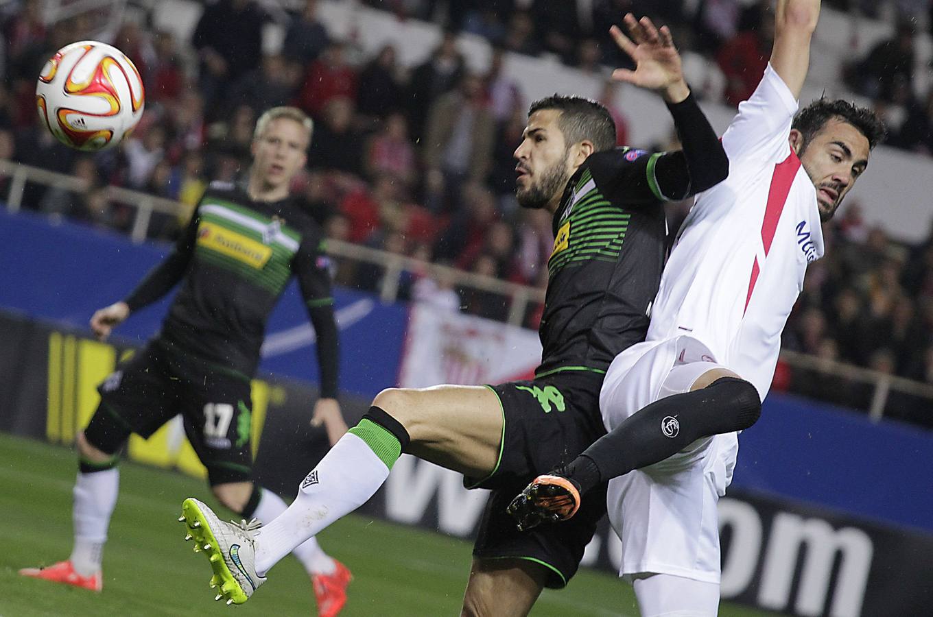 El campeón Sevilla sufre para ganar al Moenchengladbach