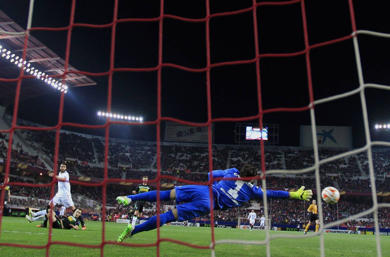 El campeón Sevilla sufre para ganar al Moenchengladbach