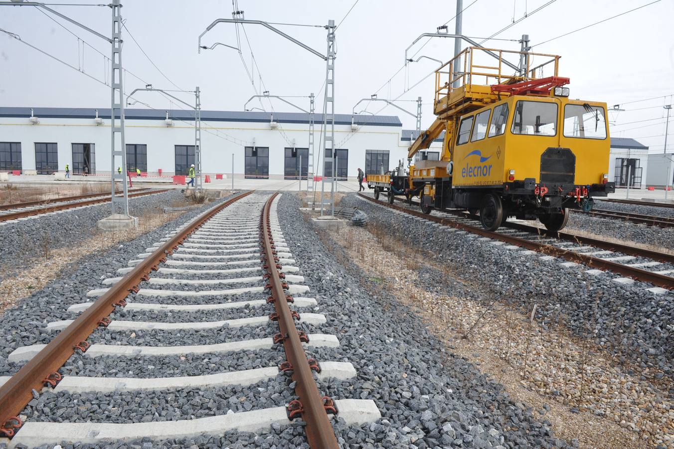 León de la Riva visita los nuevos talleres de Renfe en Valladolid