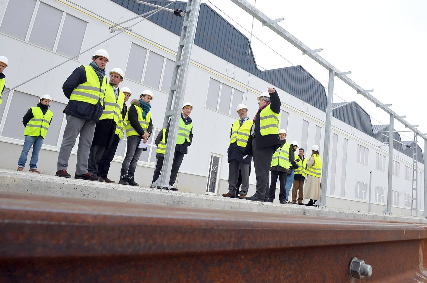 León de la Riva visita los nuevos talleres de Renfe en Valladolid