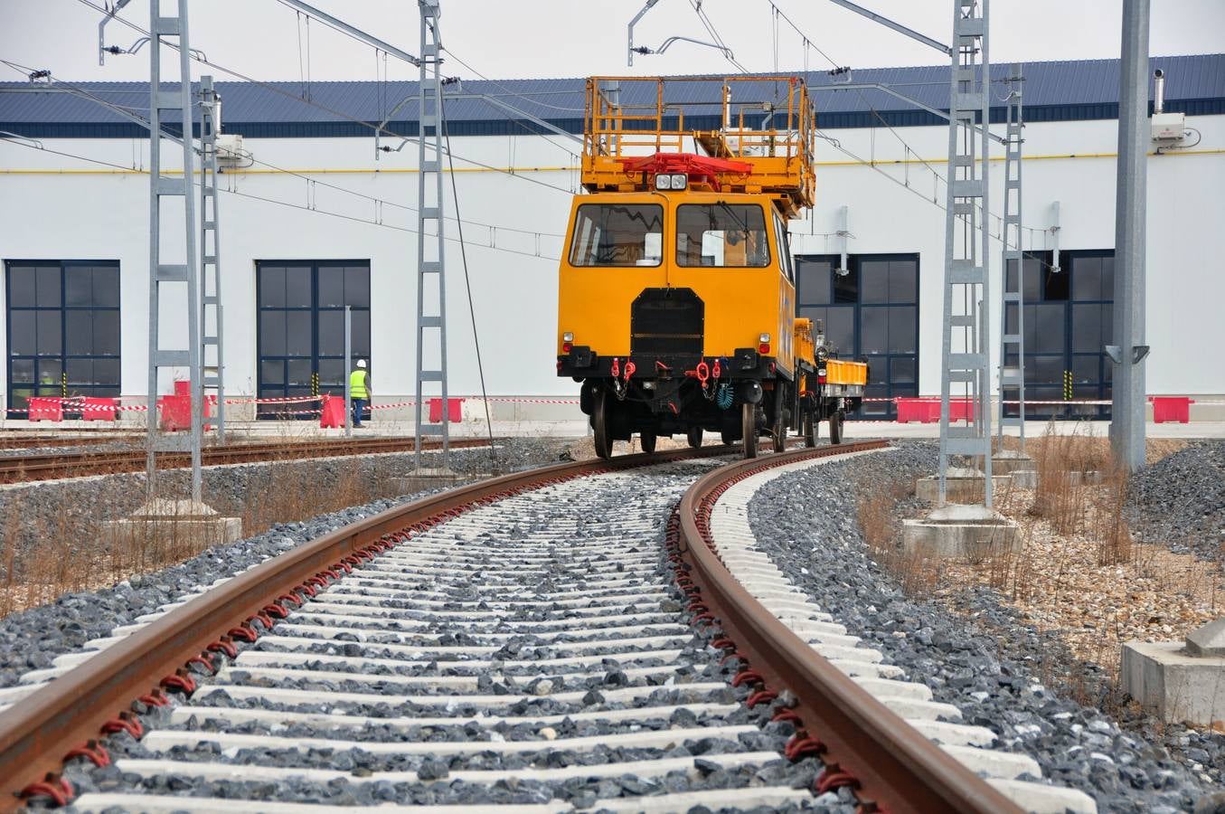 León de la Riva visita los nuevos talleres de Renfe en Valladolid