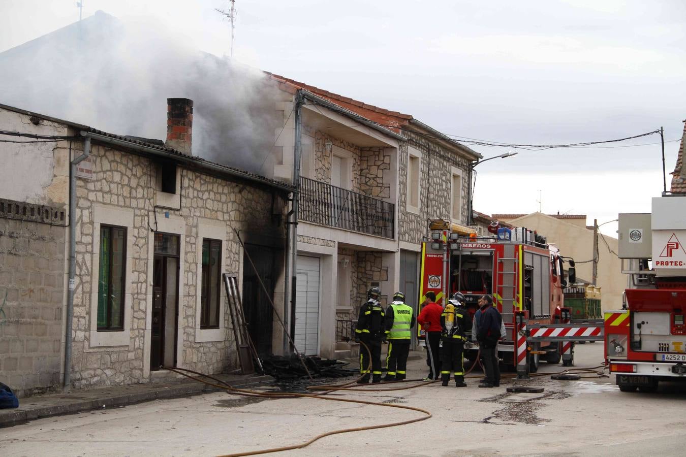 Un incendio destruye una vivienda en Campaspero (Valladolid)