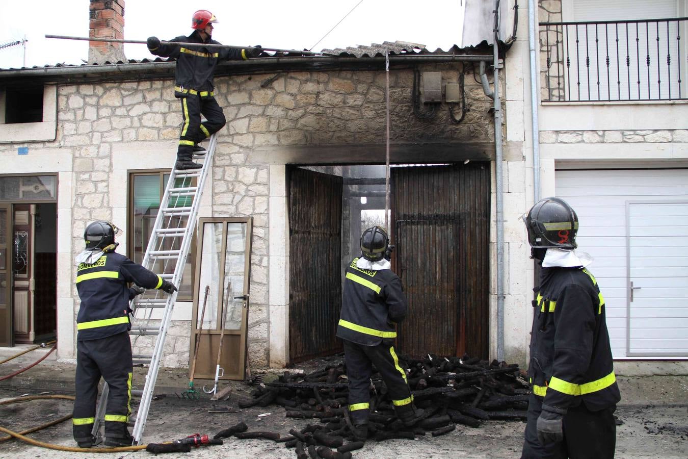 Un incendio destruye una vivienda en Campaspero (Valladolid)