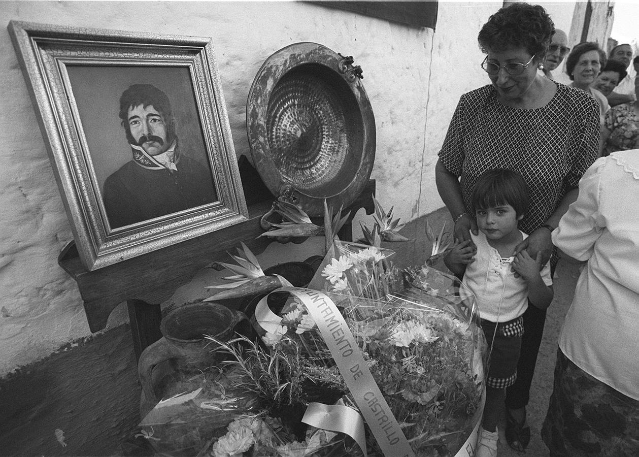 08.09.99 Ofrecimiento floral ante un retrato del Empecinado en Castrillo de Duero.