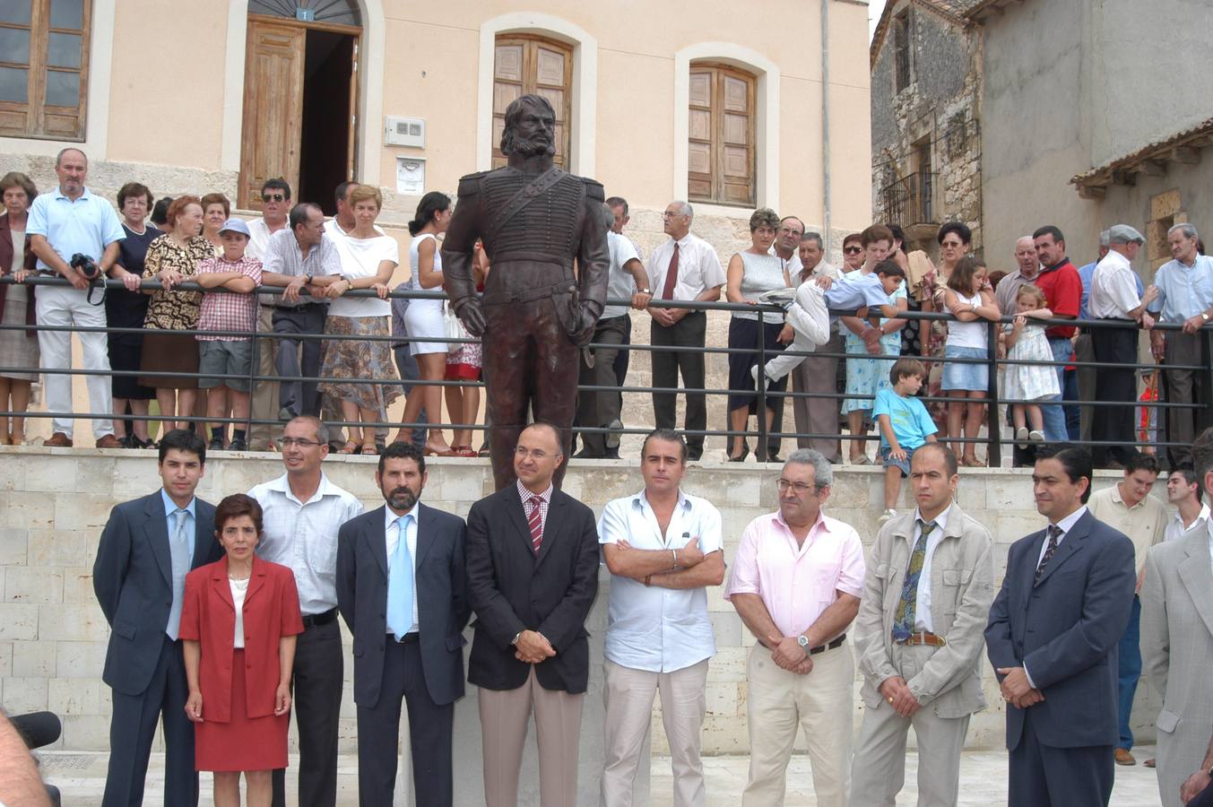 31.08.03 El presidente de la Diputación Ramiro Ruiz Medrano (c) posa con los responsables municipales de Castrillo de Duero bajo la estatua de 'El Empecinado', tras la inauguración del monumento.