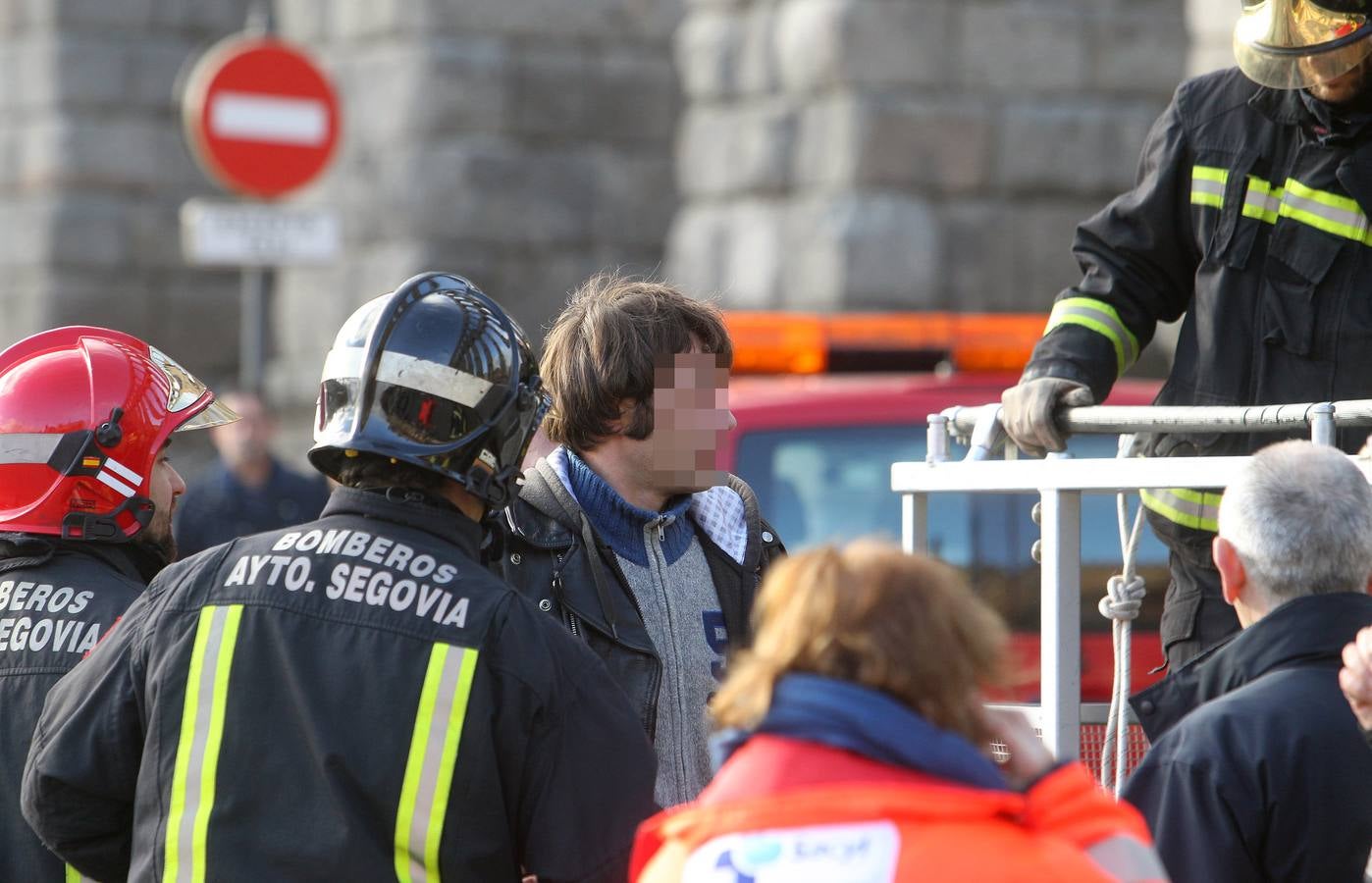 Los bomberos rescatan a un hombre de lo alto del Acueducto de Segovia
