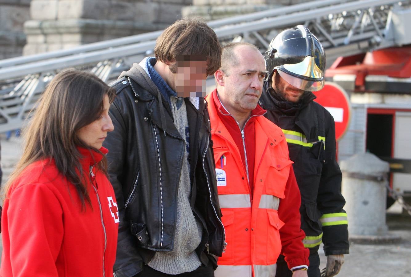 Los bomberos rescatan a un hombre de lo alto del Acueducto de Segovia