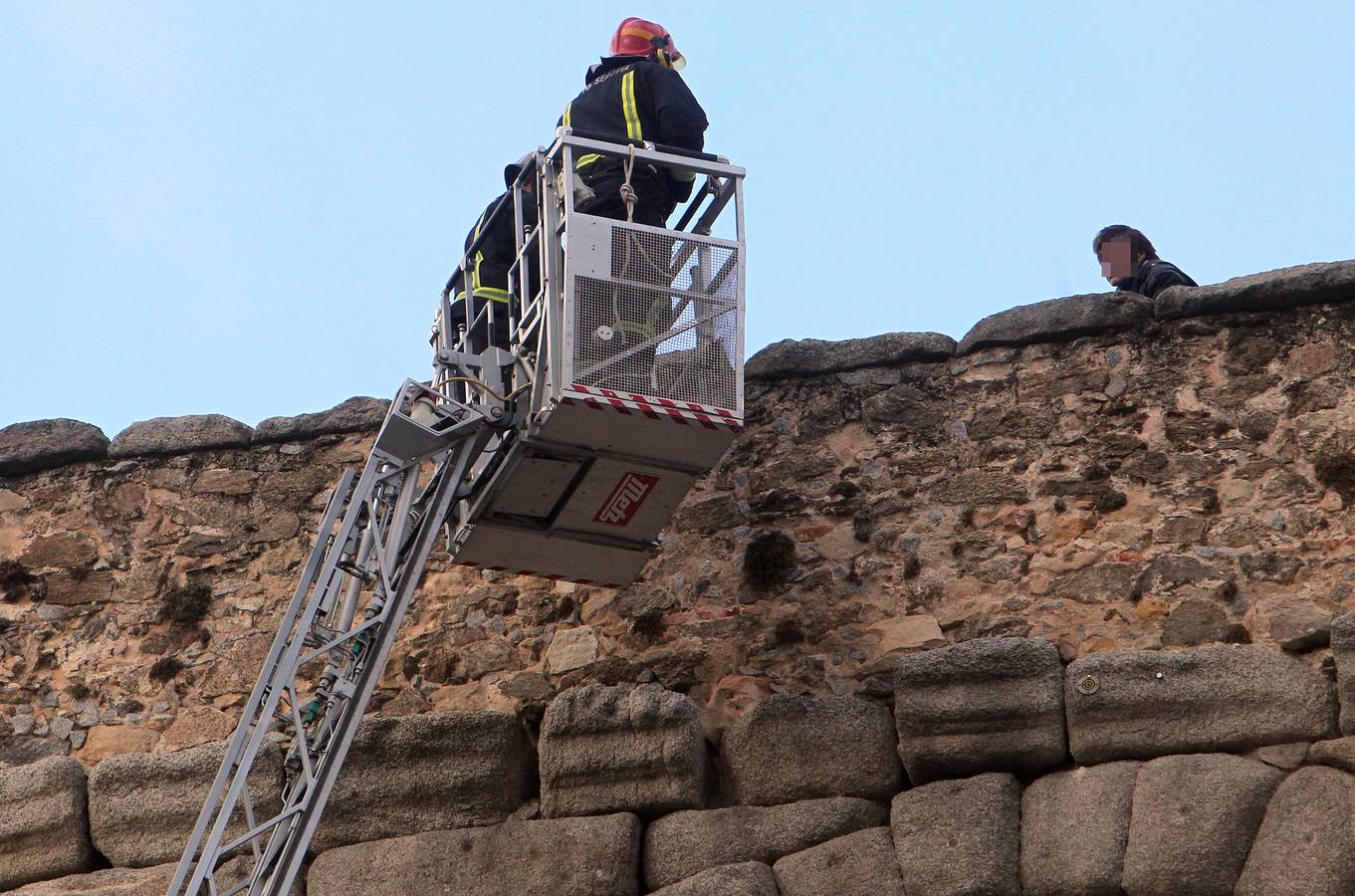 Los bomberos rescatan a un hombre de lo alto del Acueducto de Segovia
