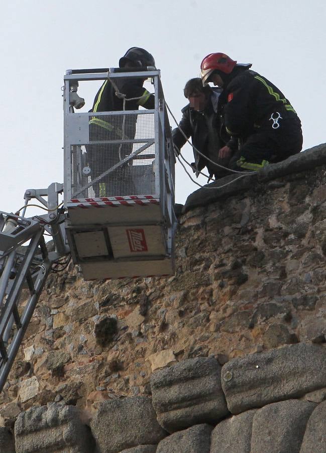 Los bomberos rescatan a un hombre de lo alto del Acueducto de Segovia