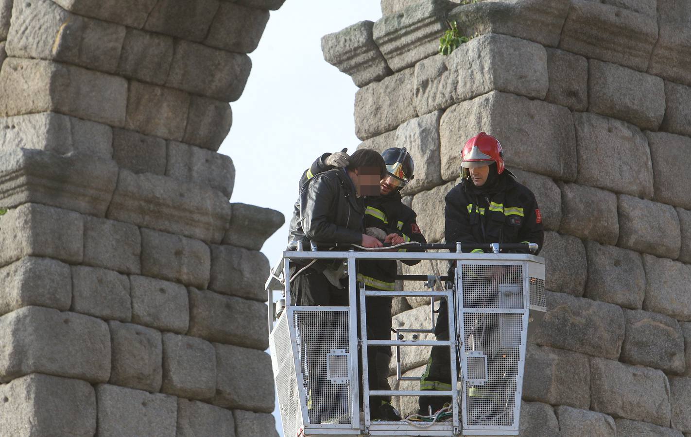 Los bomberos rescatan a un hombre de lo alto del Acueducto de Segovia