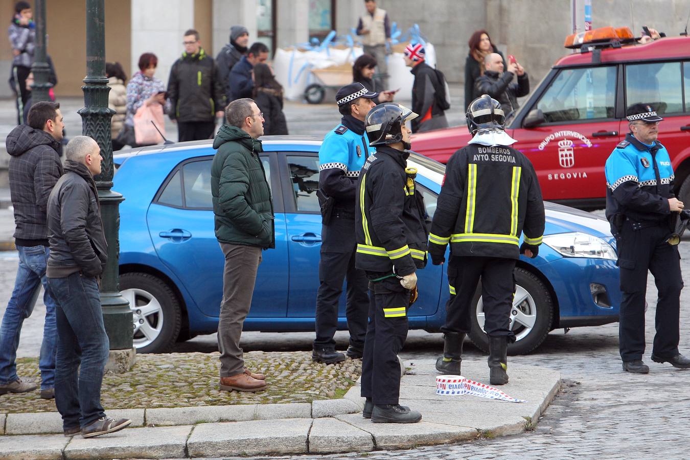 Los bomberos rescatan a un hombre de lo alto del Acueducto de Segovia