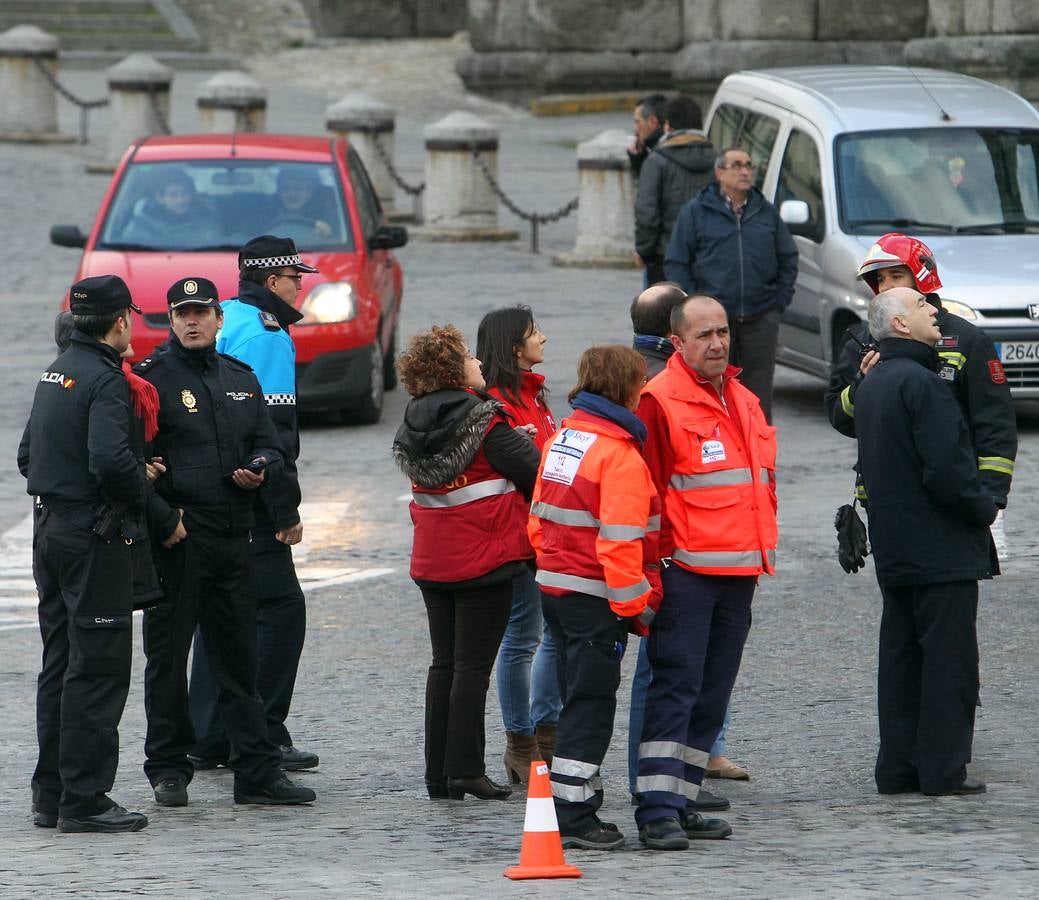 Los bomberos rescatan a un hombre de lo alto del Acueducto de Segovia