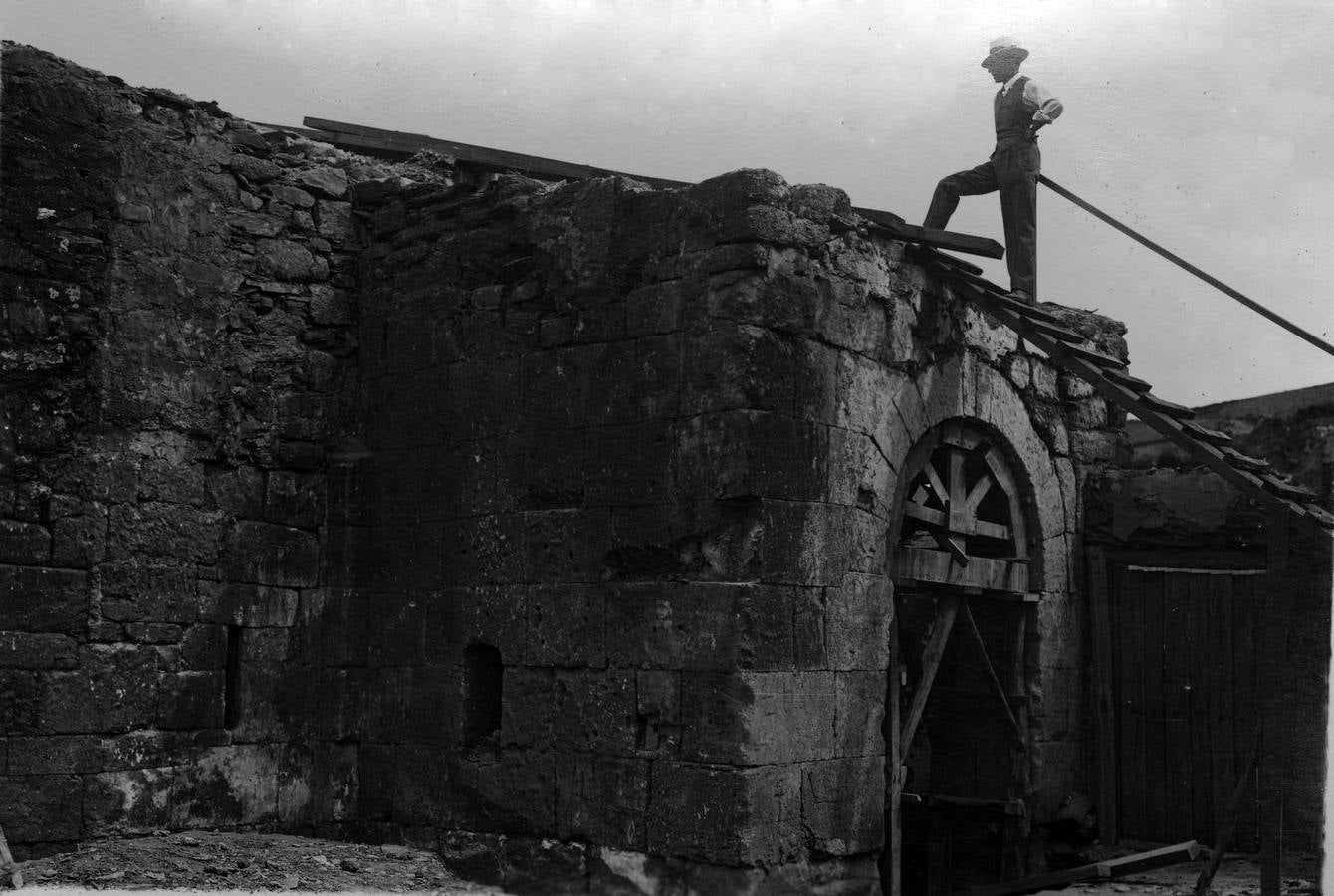 Obras del desmonte de la Iglesia de San Pedro de la Nave (Zamora) en los años 30