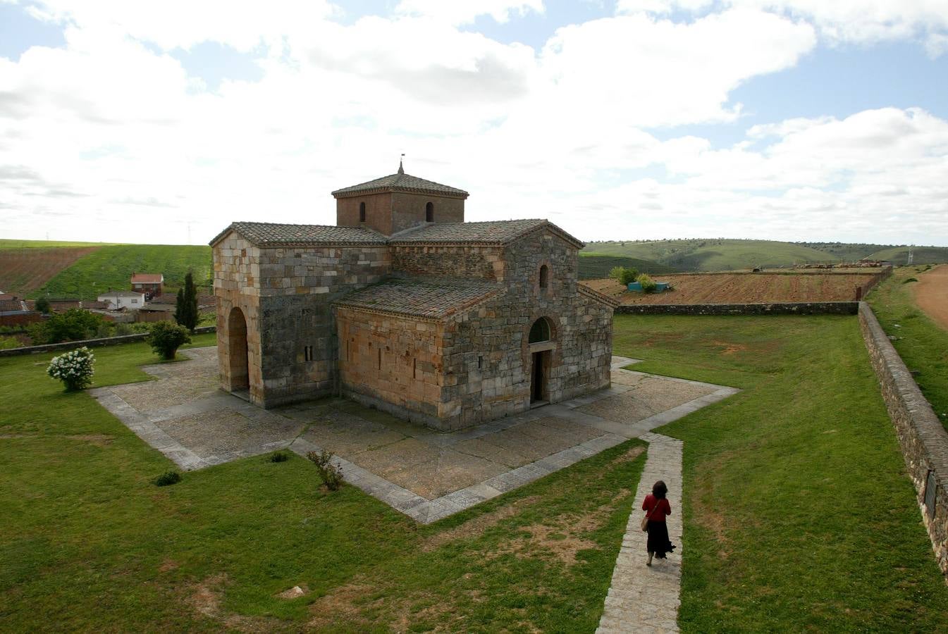 Vista exterior de la iglesia de San Pedro de la Nave (Zamora), que fue trasladada de su emplazamiento original al construirse el embalse del río Esla. En la actualidad está situada en la localidad zamorana de El Campillo.