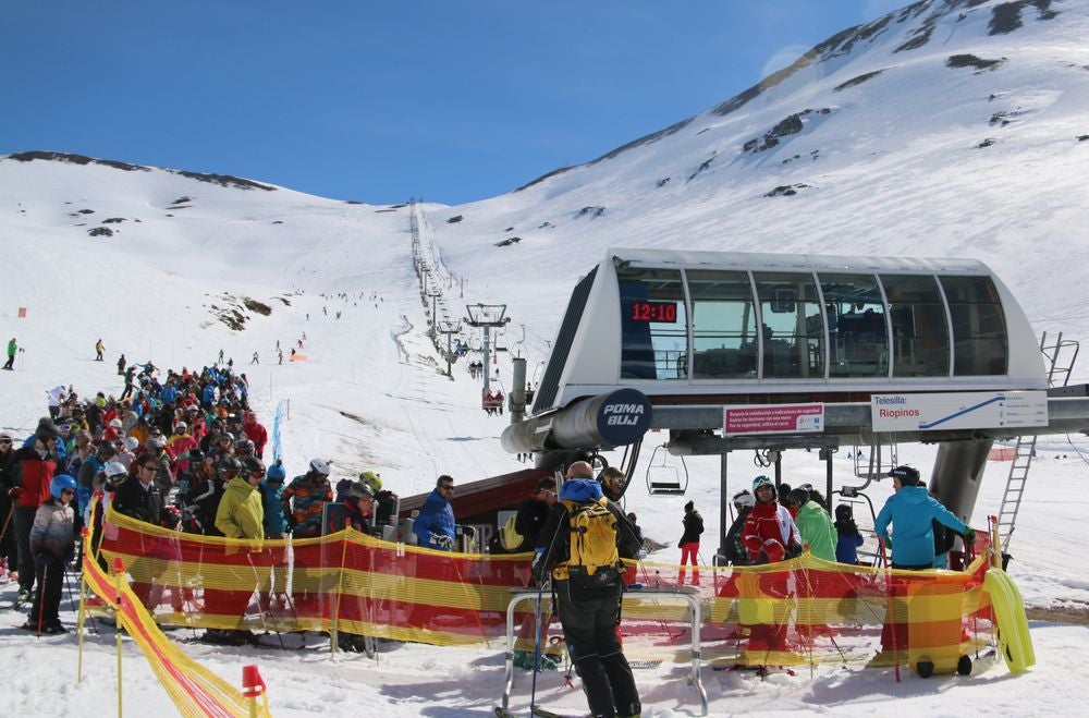 Jornada de esquí en la estación de San Isidro (León)