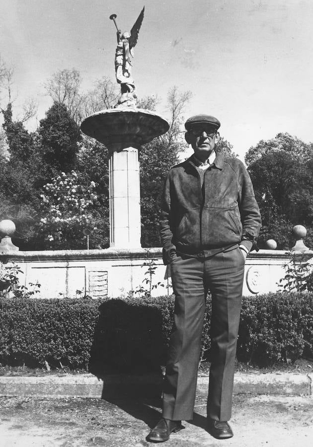 El escritor posa delante de la Fuente de la Fama en el Campo Grande.