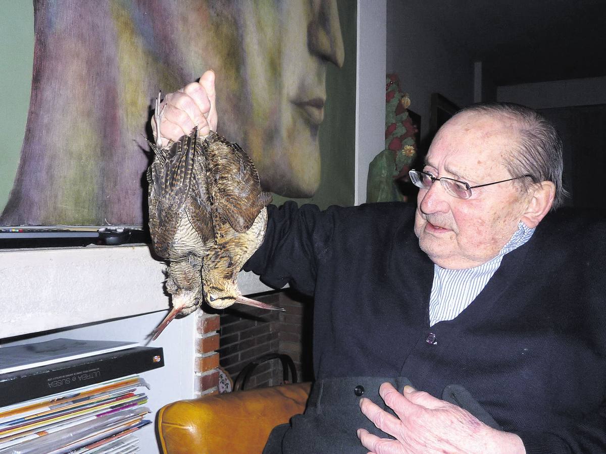 14.01.2010. El escritor y periodista vallisoletano Miguel Delibes posa con dos perdices cazadas por su hijo Adolfo Delibes.