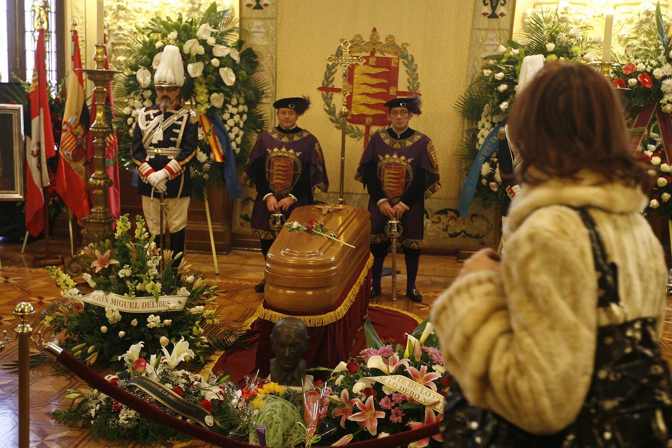 12.03.2010. Los vallisoletanos visitan la capilla ardiente de Miguel Delibes en la salón de recepciones del Ayuntamiento de Valladolid.