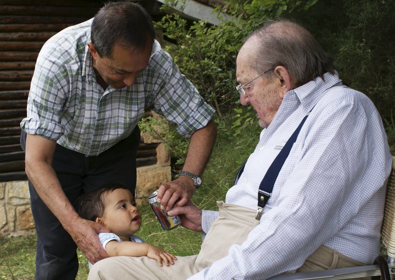 09.10.2008. Foto tomada en Sedano, Burgos, del escritor Miguel Delibes, junto a su hijo Germán, y el único bisnieto del escritor.
