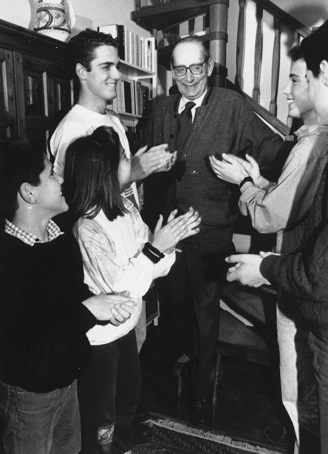 01.12.1993. El escritor vallisoletano Miguel Delibes Setién, recibe las felicitaciones de sus nietos después de conocer la concesión del premio Cervantes.