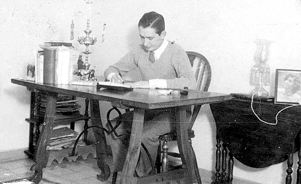 1938. El joven Miguel Delibes, en la época en que se enroló en la Marina y que recrea en su libro 'Madera de héroe'.
