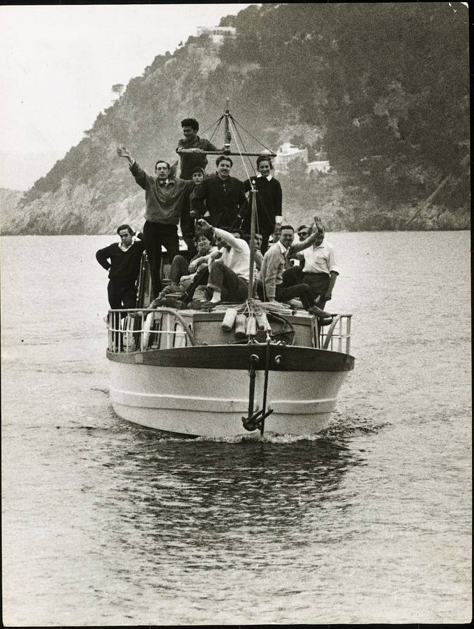 Miguel Delibes junto a Carmen Martín Gaite, Mercedes Salisach y Castillo Puche en una reunión de escritores en Formentor.