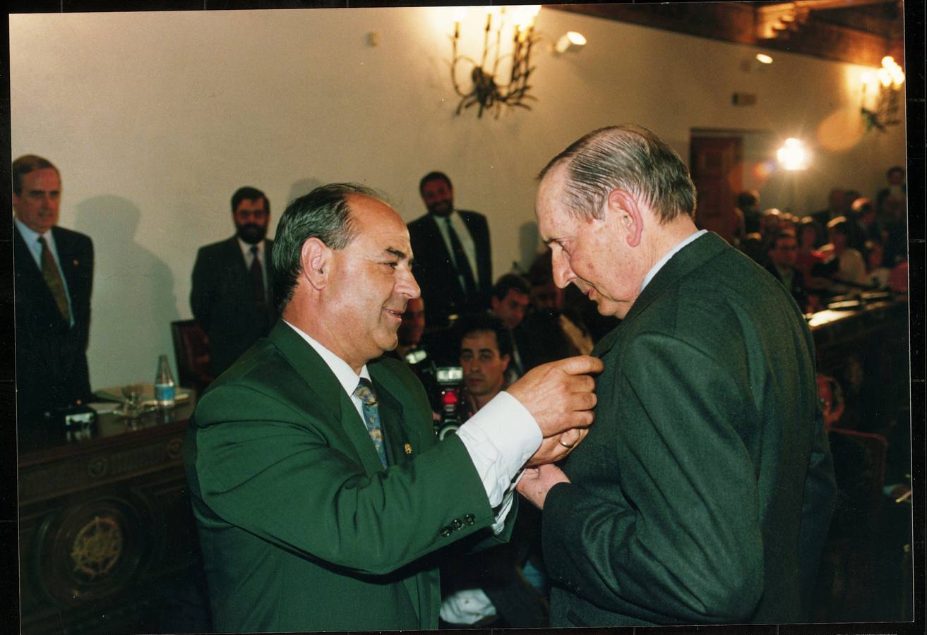 1993. Miguel Delibes recibe la Medalla de Oro de la Provincia de Valladolid.