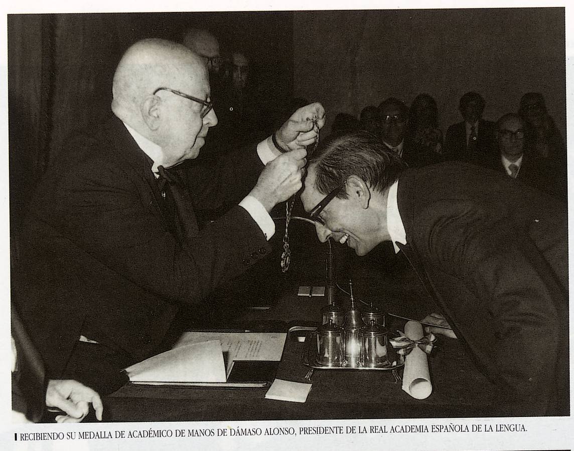 1975. Damaso Alonso impone la medalla de académico de la Lengua a Miguel Delibes.