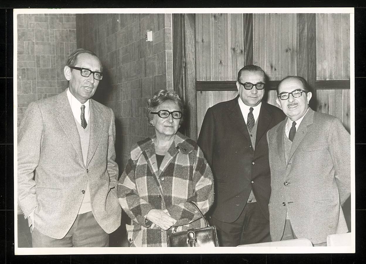 1971. Miguel Delibes con Rosa Chacel y Luis Maté en el año de regreso del exilio de la escritora.
