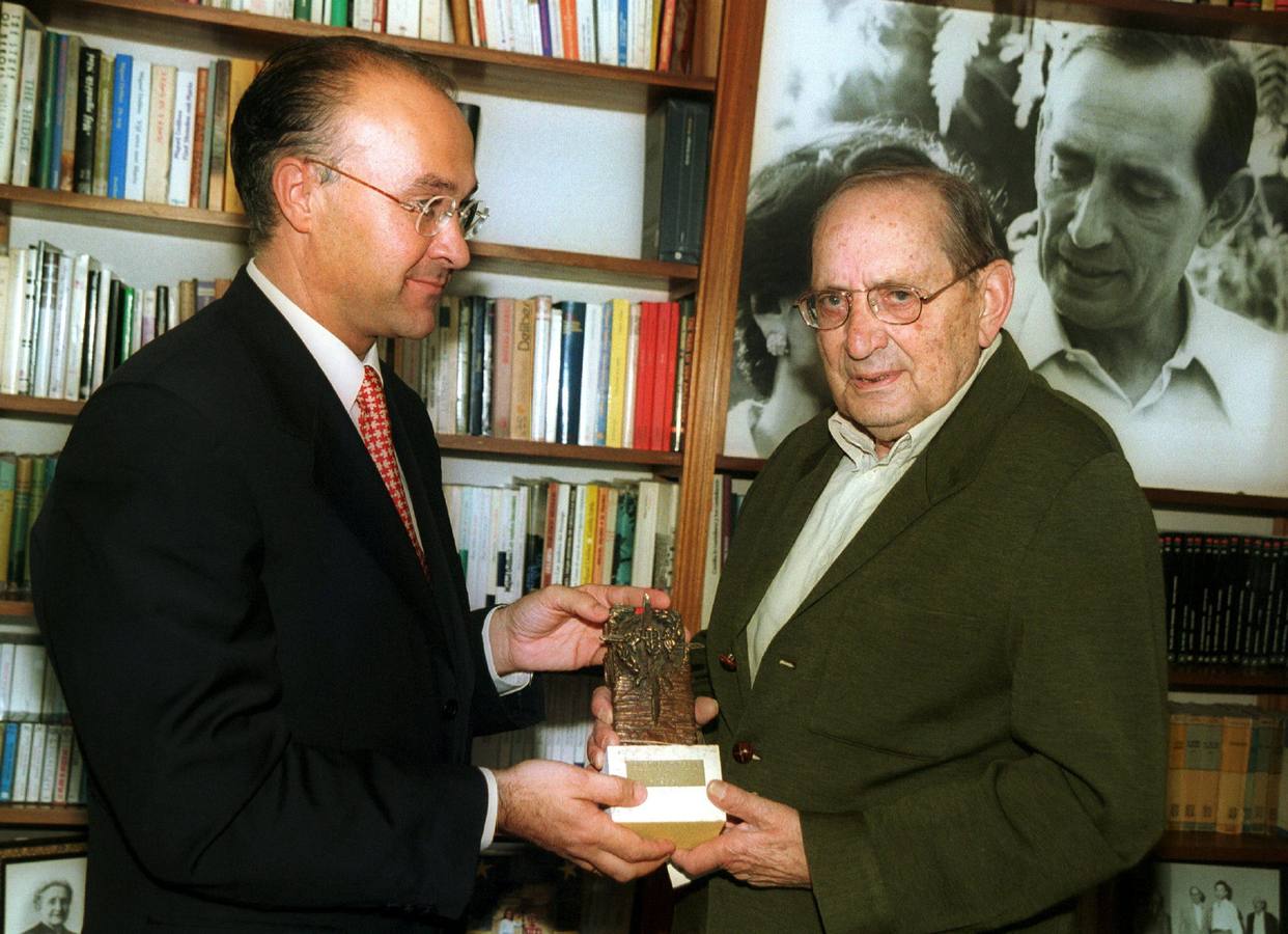 26.09.2001 El escritor  recibe en su domicilio de manos del presidente de la Diputación de Valladolid, Ramiro Ruiz Medrano, el Premio Provincia de Valladolid a la trayectoria literaria.
