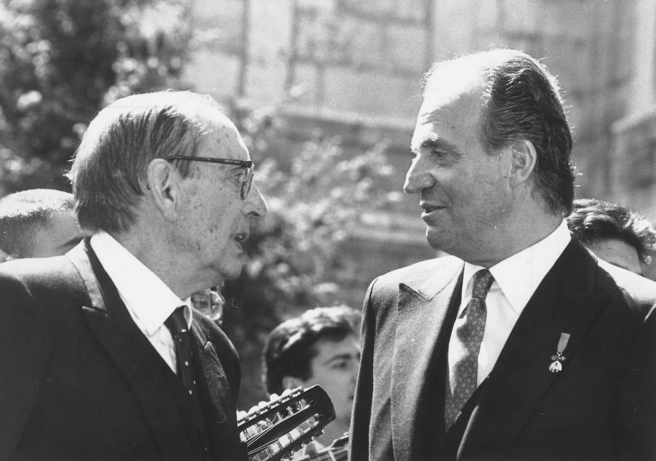 25.04.1994. Miguel Delibes habla con el Rey Juan Carlos I tras recibir el Premio Cervantes en la Universidad de Alcalá de Henares.