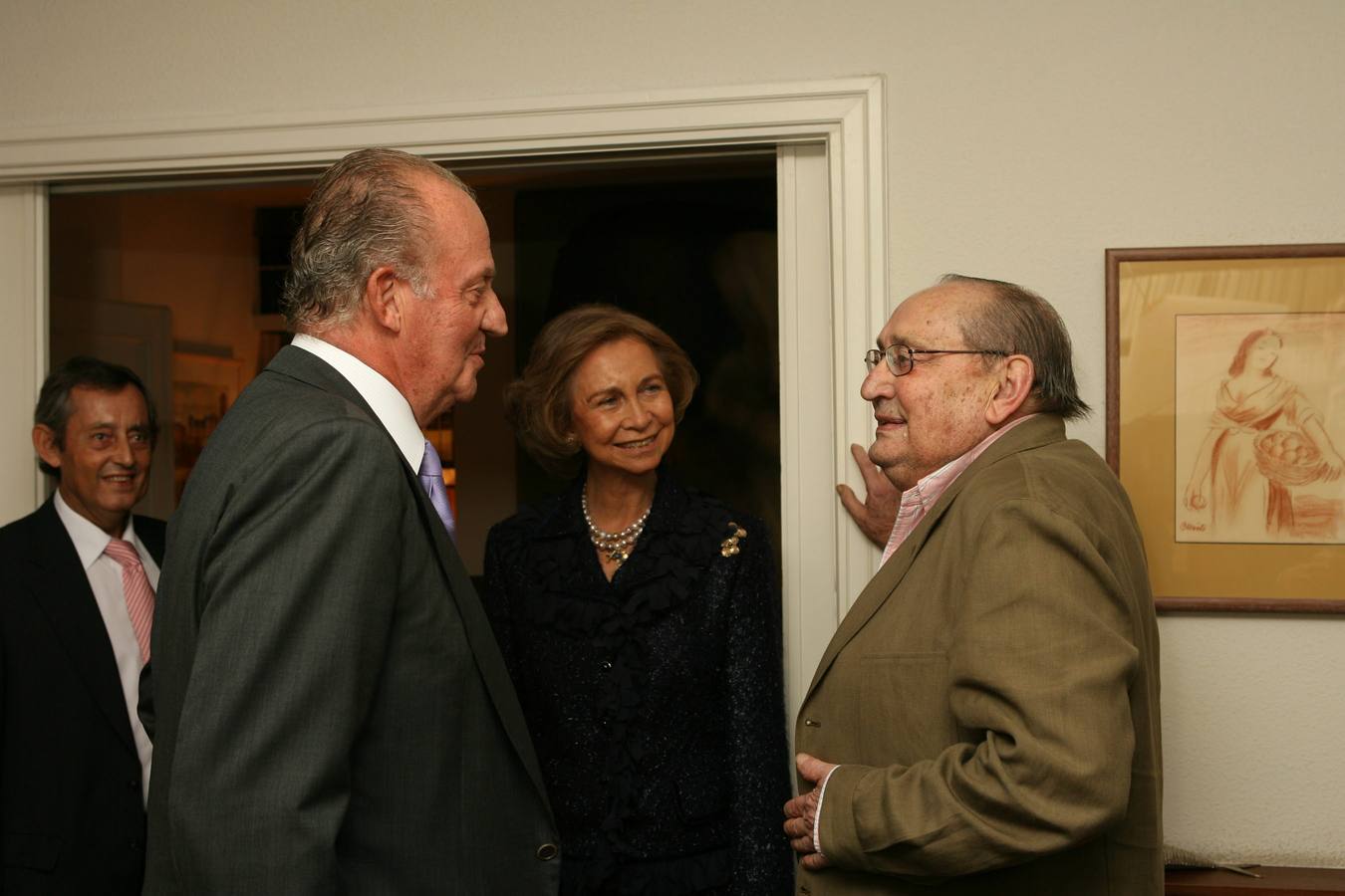 17.10.2006. Los Reyes de España, Juan Carlos I y Sofía, posan con el escritor Miguel Delibes, a quien visitaron en su domicilio de Valladolid.