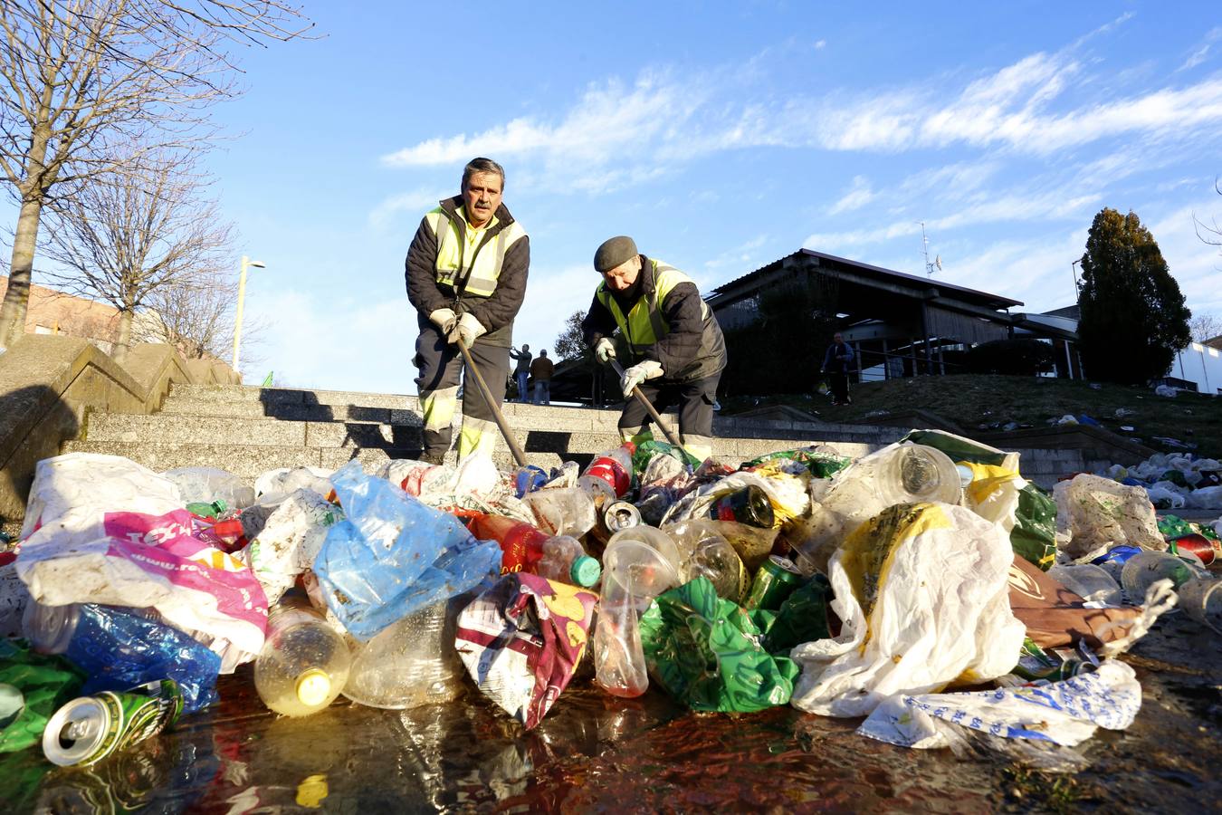 Restos del macrobotellón celebrado en el Campus de Vegazana de León