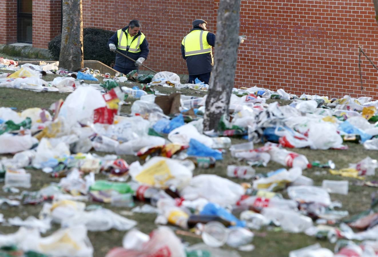 Restos del macrobotellón celebrado en el Campus de Vegazana de León