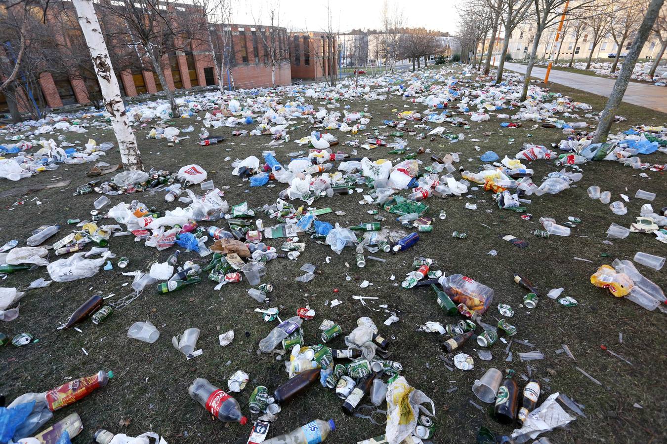 Restos del macrobotellón celebrado en el Campus de Vegazana de León