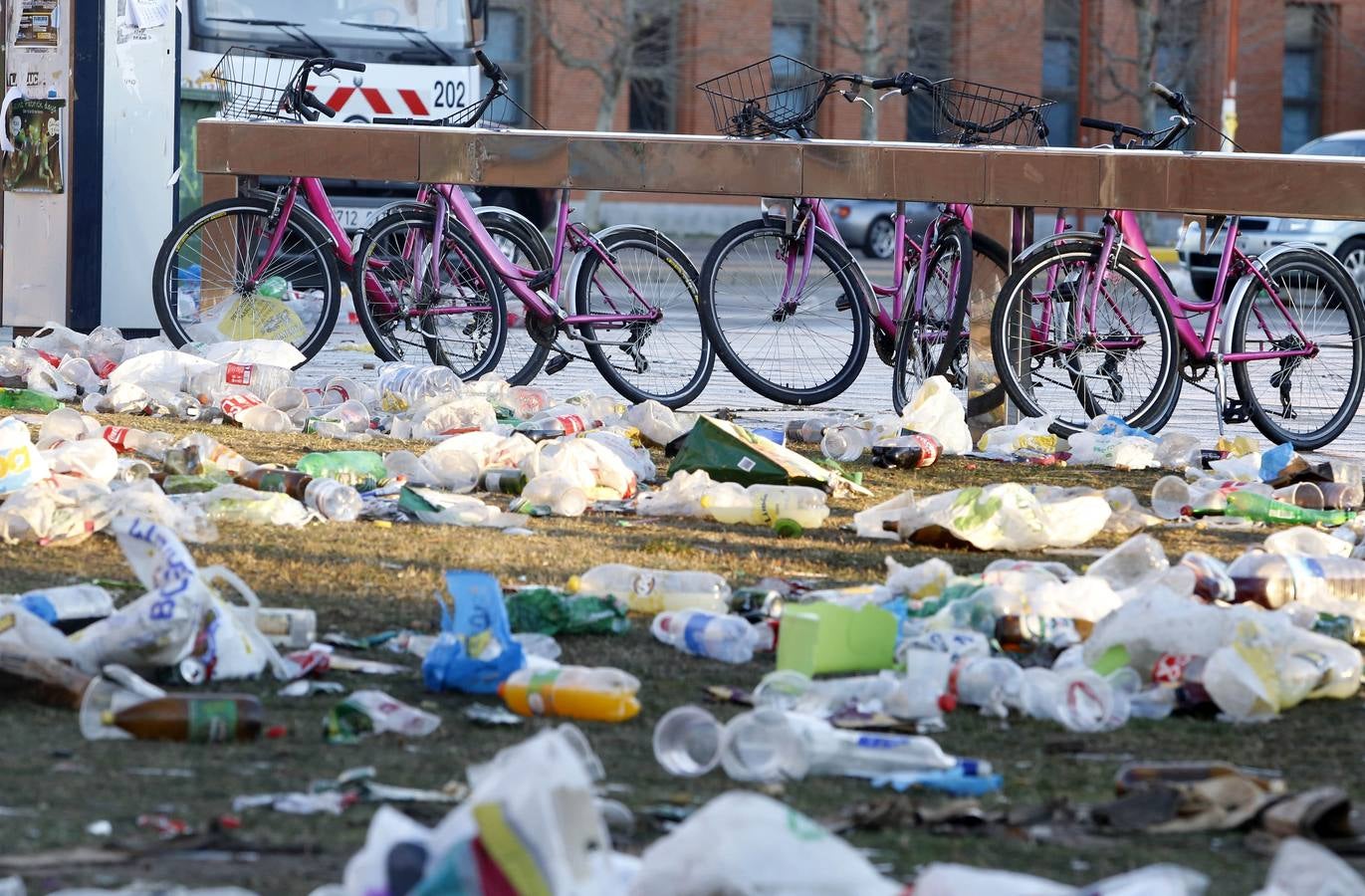 Restos del macrobotellón celebrado en el Campus de Vegazana de León