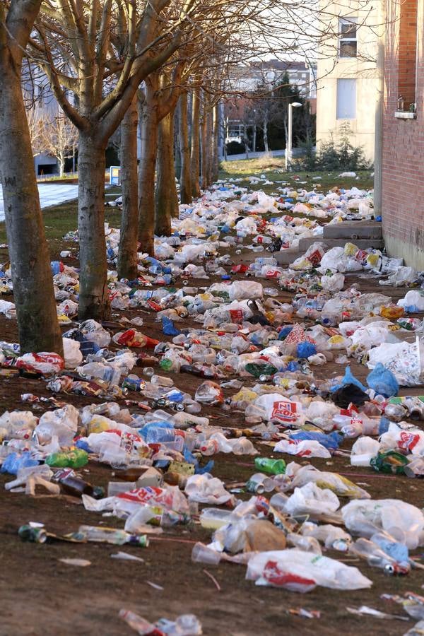 Restos del macrobotellón celebrado en el Campus de Vegazana de León