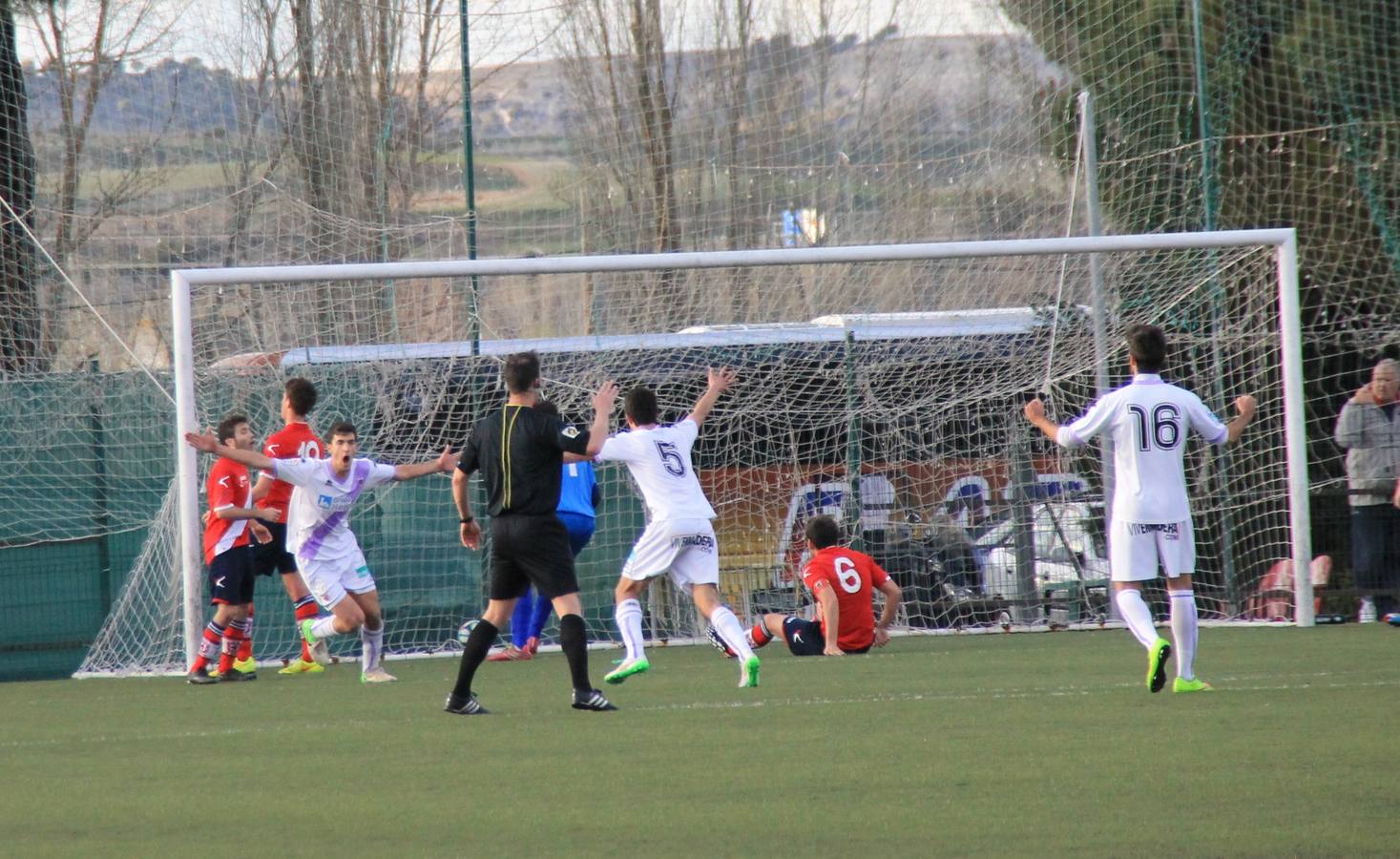 Partido de fútbol entre el Villa de Simancas y el Numancia B (0-2)