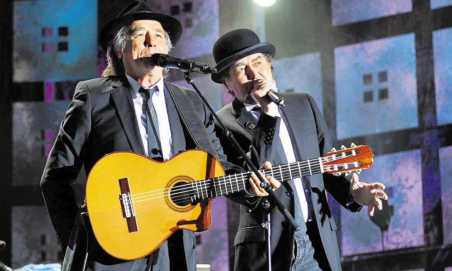 28.07.12 Joan Manuel Serrat y Joaquín Sabina, en uno de los pocos momentos del concierto en el que cantaron casi pegados en el patio central de la Feria de Muestras de Valladolid.