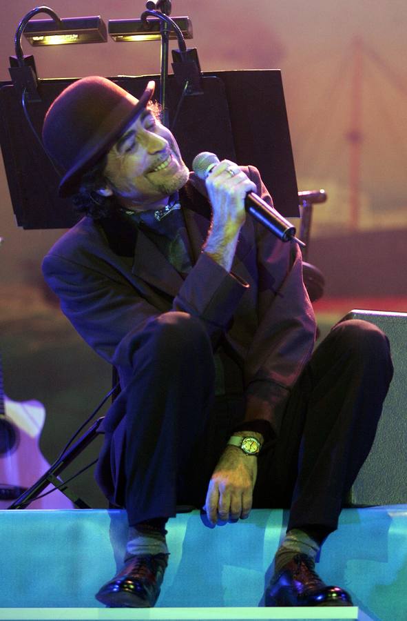 17.11. 05 Joaquín Sabina durante el concierto que ofreció en el polideportivo Huerta del Rey de Valladolid.