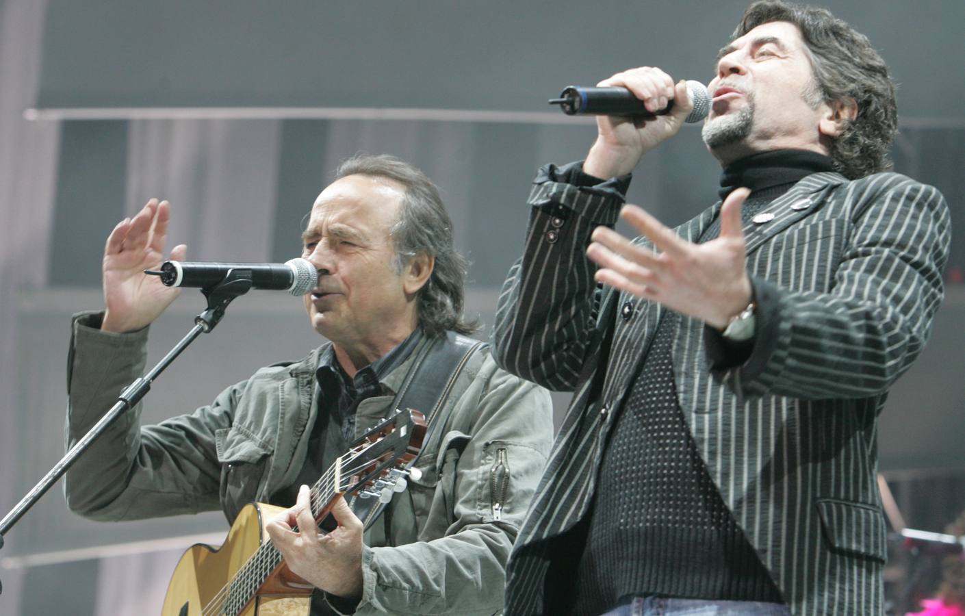 26.09.07 Joan Manuel Serrat y Joaquín Sabina entonan juntos el tema del catalán 'Hoy puede ser un gran día', uno de los temas que abrío el concierto en la Plaza de Toros de Palencia.