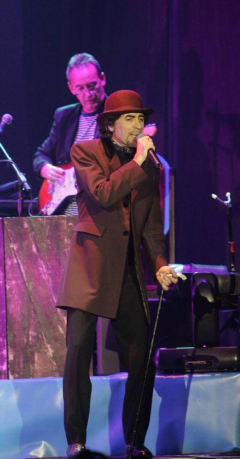 17.11. 05 Joaquín Sabina durante el concierto que ofreció en el polideportivo Huerta del Rey de Valladolid.