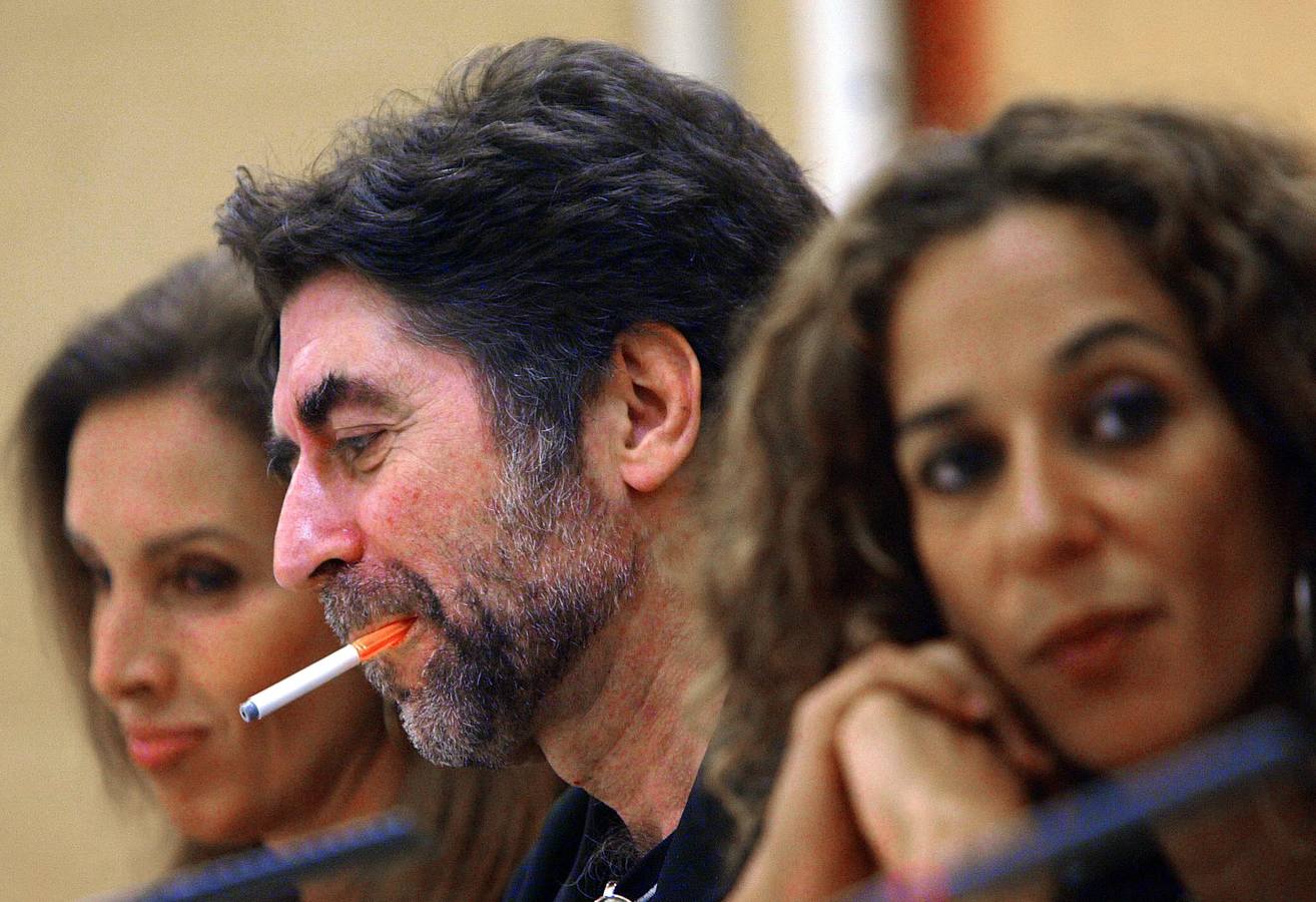 11.09.03 Joaquín Sabina, flanqueado por Ana Belén (i) y Rosario, durante la presentación del disco 'Entre todas las mujeres', en el que 13 cantantes femeninas interpretan canciones el artista español.