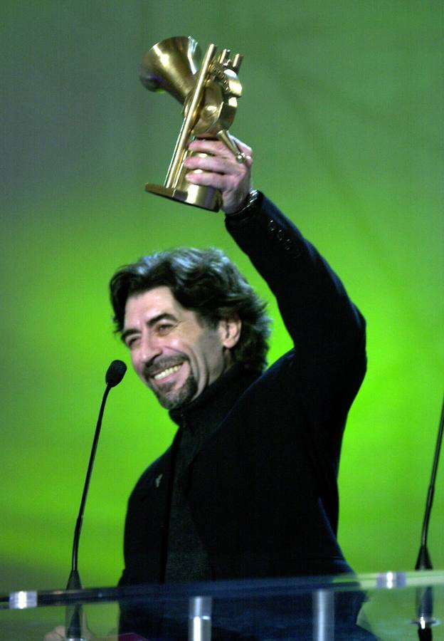 06.04.00 Joaquín Sabina galardonado en cuatro categorías en la entrega de los IV Premios de la música, saluda con su trofeo en alto.