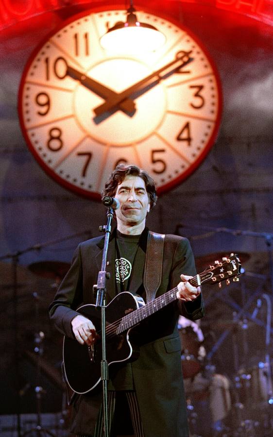 01.10.99 El cantante Joaquin Sabina interpreta uno de los temas que componen su último disco '19 Días y 500 Noches', en un concierto celebrado en el Palacio de Exposiciones y Congresos de Madrid.