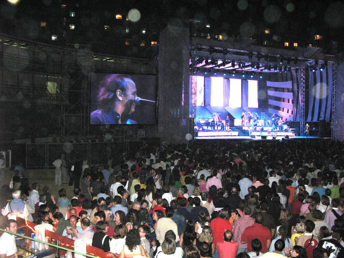 03.09.07 Asistentes al concierto de Joaquin Sabina y Joan Manuel Serrat, celebrado en la plaza de toros de Valladolid.