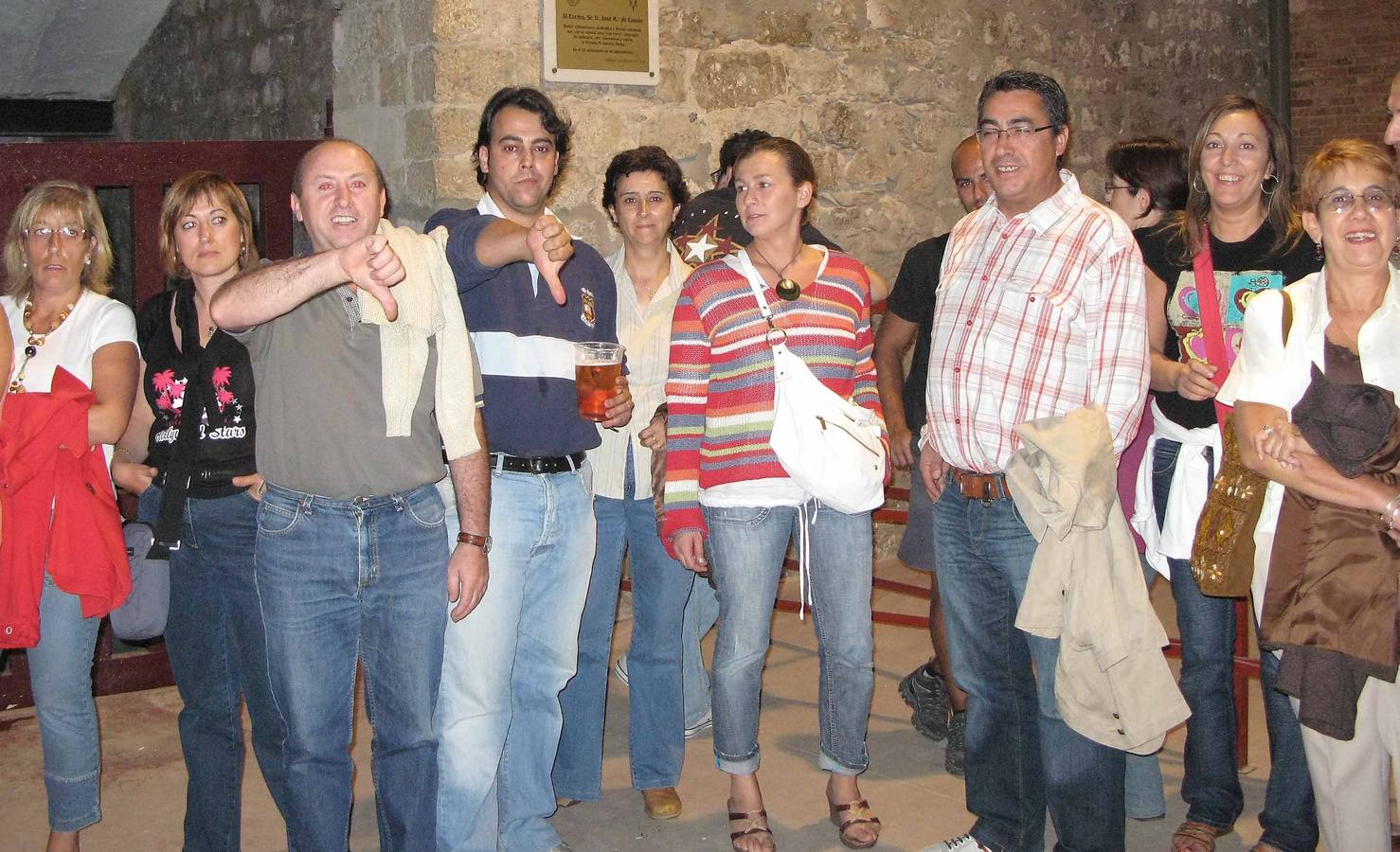 03.09.07 Un grupo de personas protesta por la falta de localidades para acceder al concierto de Joaquín Sabina y de Joan Manuel Serrat en la plaza de toros de Valladolid.