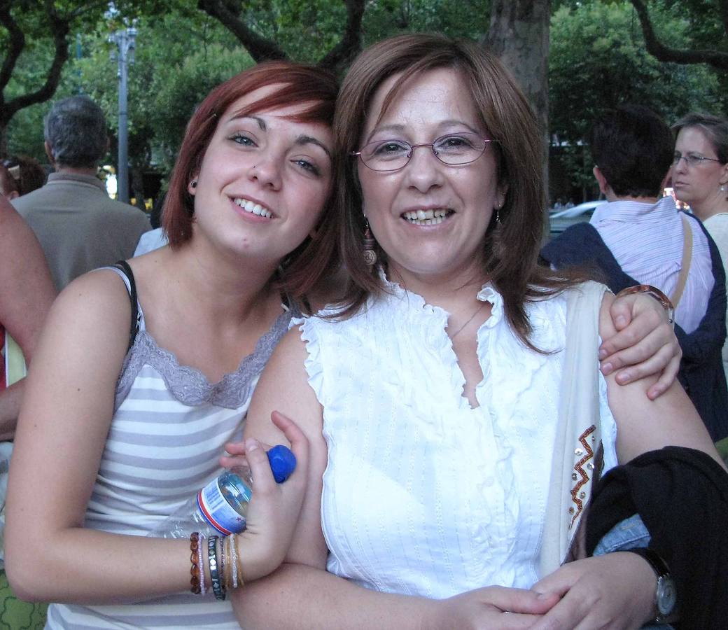 03.09.07 Rebeca López y su madre esperan en la cola para acceder al coso de la plaza de toros de Valladolid donde tendrá lugar el concierto de Joaquín Sabina y Joan Manuel Serrat.