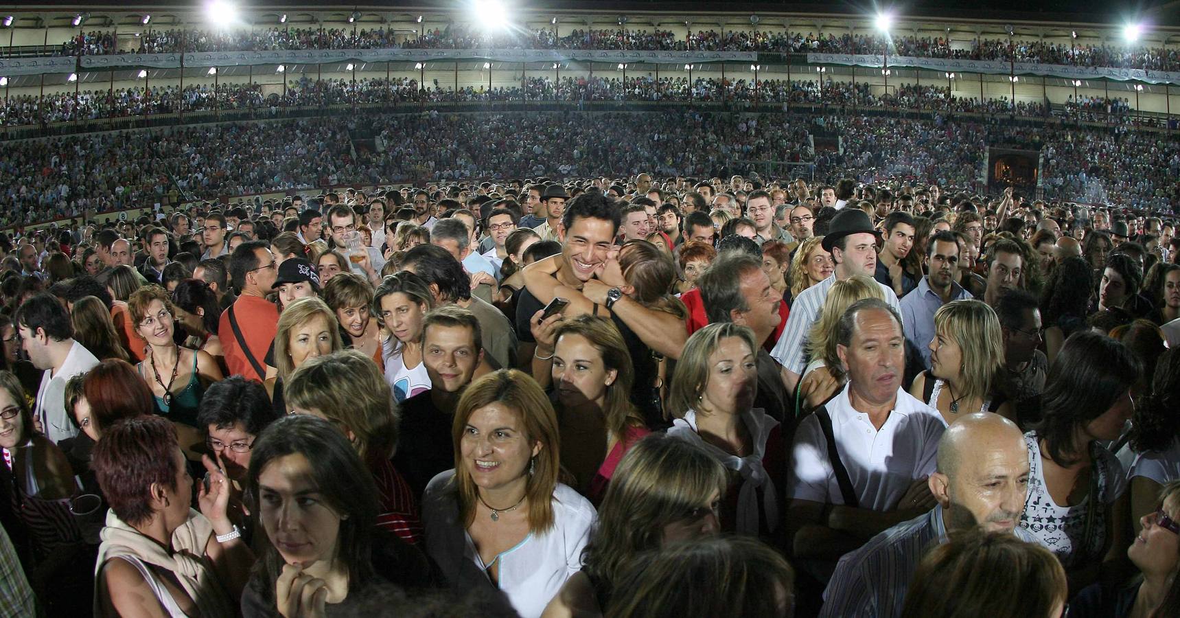 03.09.07 La multitud espera el comienzo del concierto de Joaquín Sabina y de Joan Manuel Serrat en la plaza de toros de Valladolid.